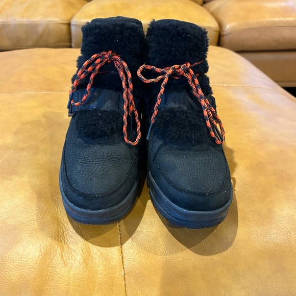 Ugg Women’s hiking boot - Picture 1 of 3